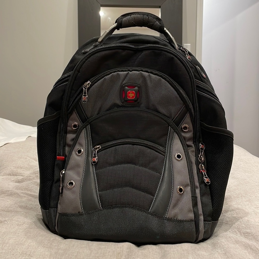 Wenger Synergy - 16" Laptop Backpack with Tablet / eReader Pocket - Black/ grey